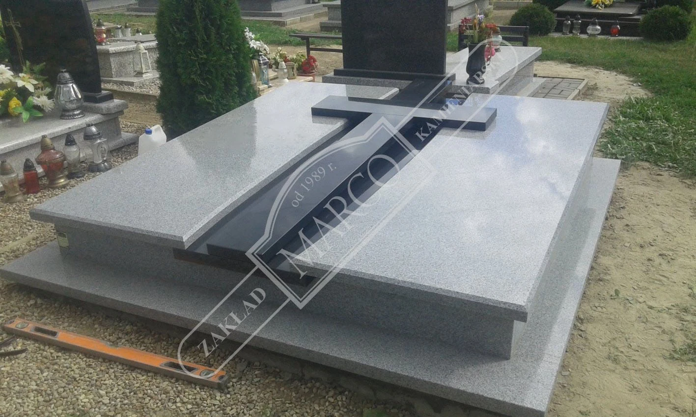 Wykonany pomnik granitowy z ciemnego kamienia
